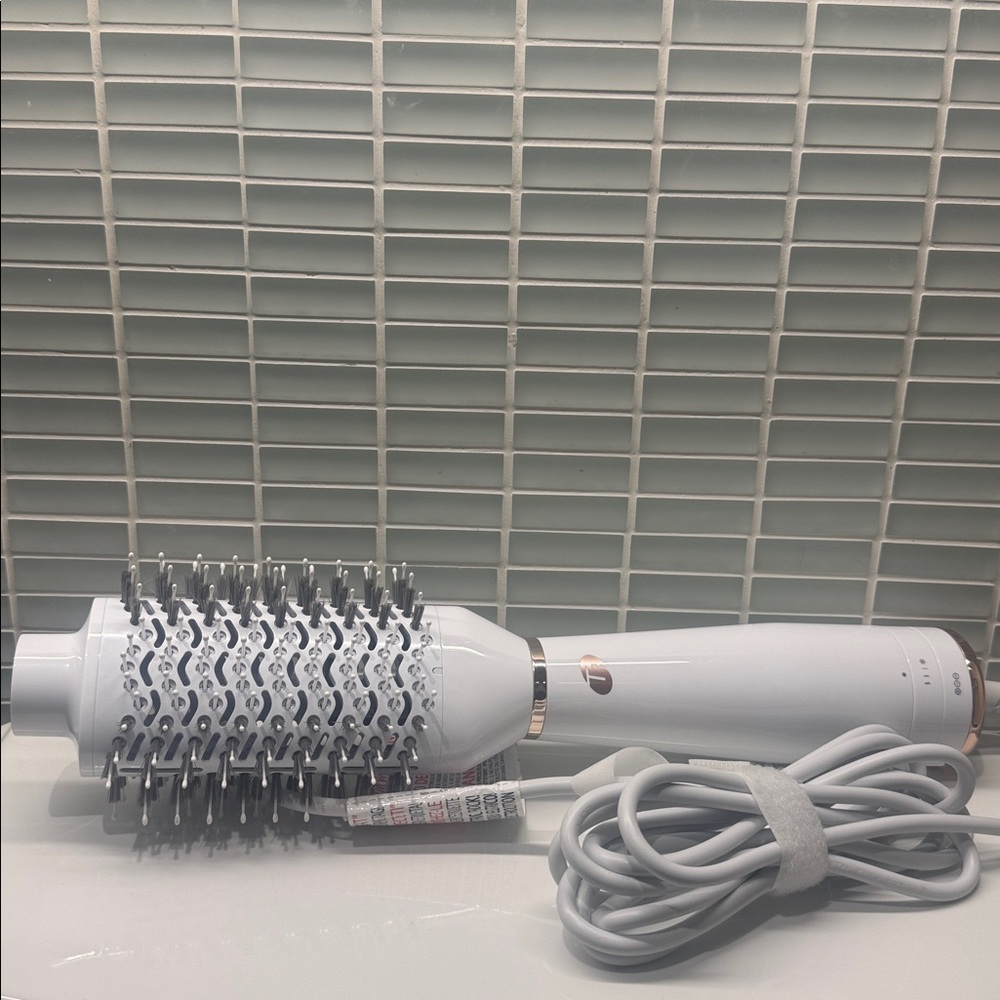 T3 Airebrush Oval One-step volumizing hair dryer brush
